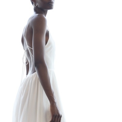 Vestido branco longo com alças finas e decote nas costas