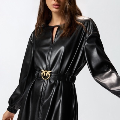 Vestido preto de material sintético com cinto dourado e mangas compridas