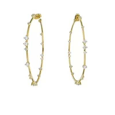 Par de brincos de argola dourados com pequenas pedras translúcidas