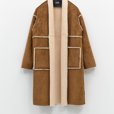 Casaco comprido castanho com pêlo sintético creme e bolsos frontais.