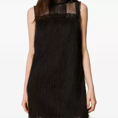 Vestido feminino preto sem mangas com renda e franjas