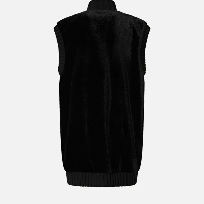 Colete preto peludo sem mangas com gola alta