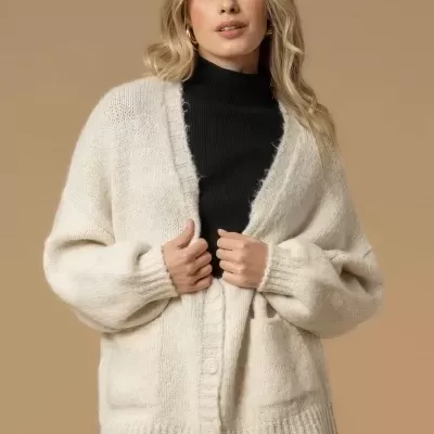 Cardigan creme de malha grossa com botões e bolsos