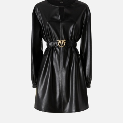 Vestido preto de manga comprida com cinto e fivela dourada