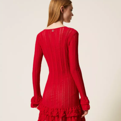 Vestido vermelho de malha com folhos e mangas compridas visto de costas