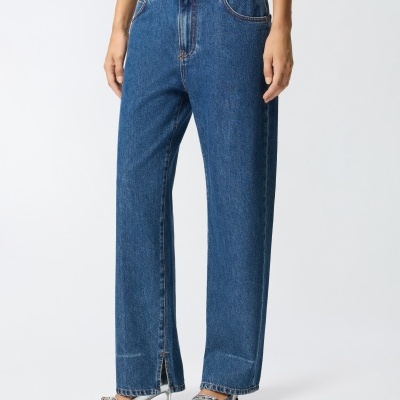 Calças de ganga azuis de corte reto com racha na bainha e aplicação metálica no bolso