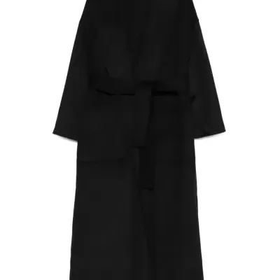 Casaco comprido preto com cinto e bolsos frontais