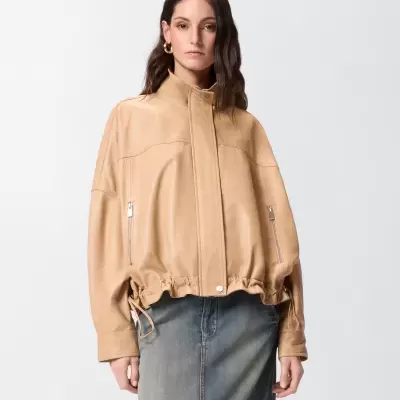 Casaco bege de pele com fechos e gola alta