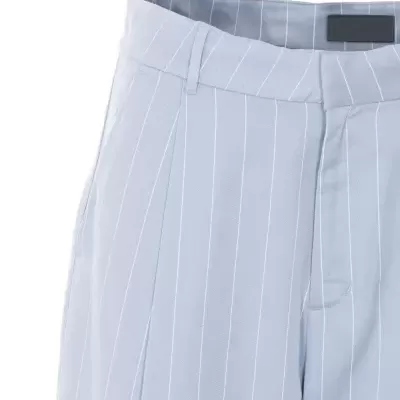 Calças azul claro com riscas brancas e fecho frontal