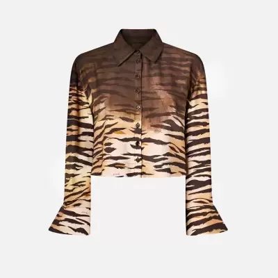 Camisa curta feminina com padrão tigre em tons castanhos e bege