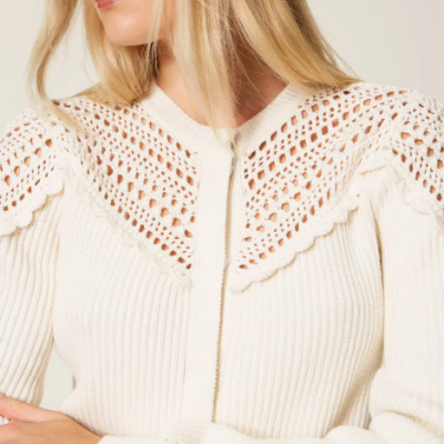 Camisola feminina creme com gola e padrão rendado em crochet