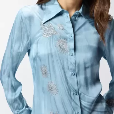Camisa azul clara feminina com bordados florais