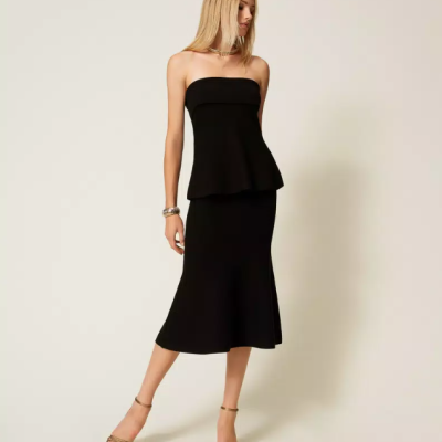 Vestido preto midi justo sem alças com saia evasê em tecido liso