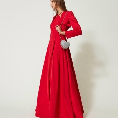 Vestido longo vermelho com bolsa em forma de coração