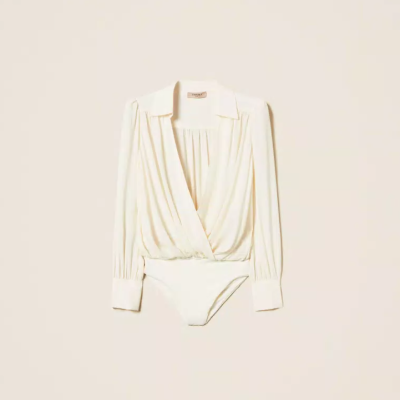 Body feminino branco com decote cruzado e mangas compridas