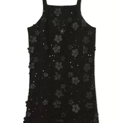 Vestido preto com flores 3D e brilhantes pretos.