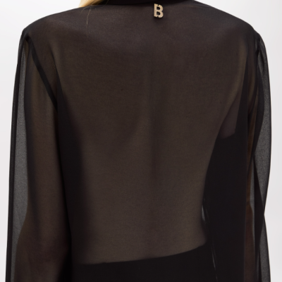 Blusa preta semi-transparente com pendente letra B na gola vista de costas