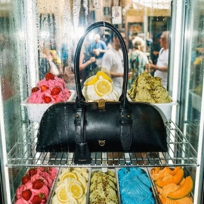 Mala preta de couro PINKO com gelados coloridos num frigorífico