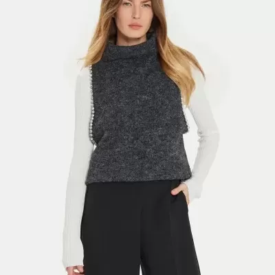 Blusa cinza com gola alta e detalhes de pérolas nas laterais