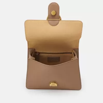 Mala pequena de couro bege com fecho dourado e interior em camurça