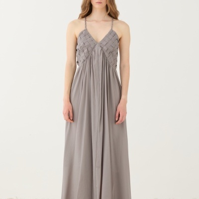 Vestido longo cinzento claro com parte superior trançada e alças finas
