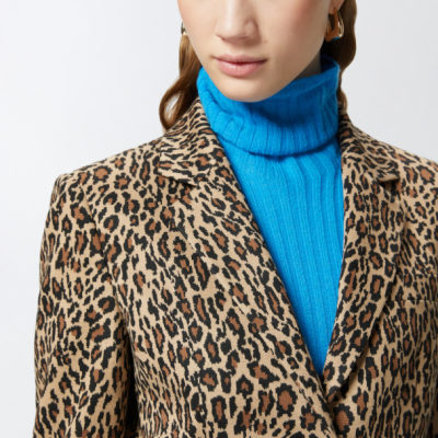 Casaco padrão leopardo com botões e camisola azul de gola alta