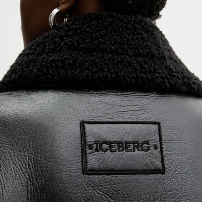 Casaco preto de couro com gola de lã e etiqueta ICEBERG