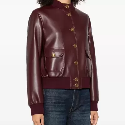 Casaco bordô de pele com botões dourados e bolsos frontais