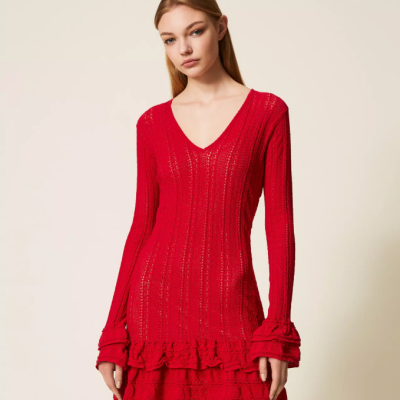 Vestido vermelho de malha com decote em V e babados