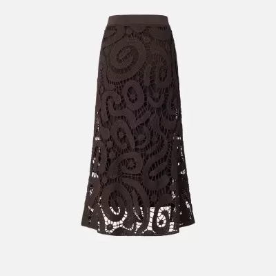 Saia longa feminina castanha escura em crochet com padrão circular e forro liso.