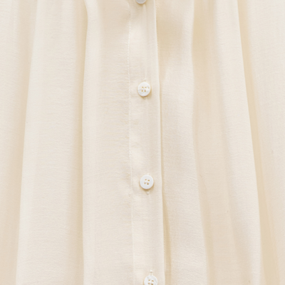 Blusa creme com botões brancos e gola rodada