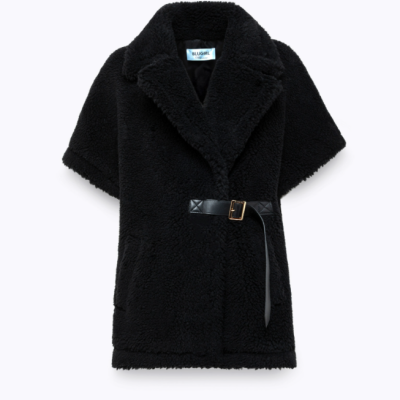 Casaco preto de manga curta com textura tipo pelúcia e cinto preto