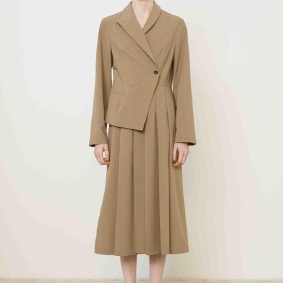 Conjunto feminino bege com casaco e saia plissada