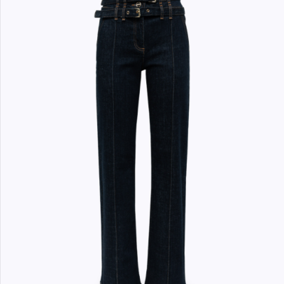 Calças de ganga azul escuro com cintos e fivelas na cintura