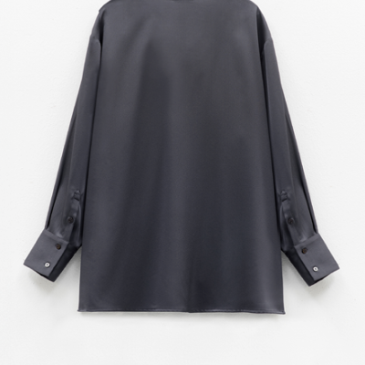 Blusa cinzenta escura de manga comprida com botões nos punhos