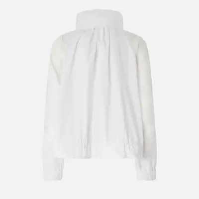 Casaco branco de tecido leve com gola alta e punhos elásticos visto das costas