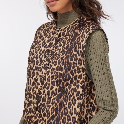 Casaco curto acolchoado animal print com botão, camisola verde gola alta e calças verdes