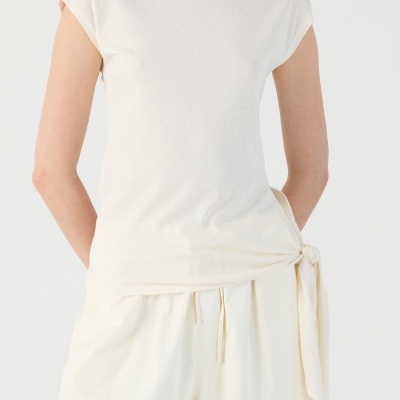 T-shirt branca de manga curta com nó lateral e calças brancas com cordão