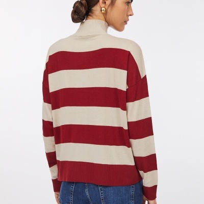 Camisola de malha bege e vermelha com riscas horizontais vista de costas