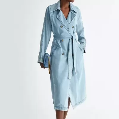 Casaco trench coat de ganga azul clara com cinto e abotoamento duplo