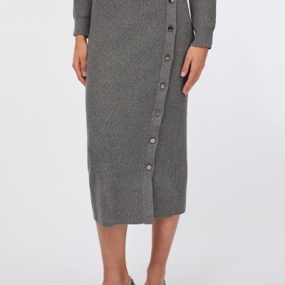 Saia midi cinza de malha com botões e sapatos de salto padrão pele de cobra