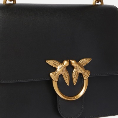 Mala preta de couro com fecho dourado e ornamento de aves