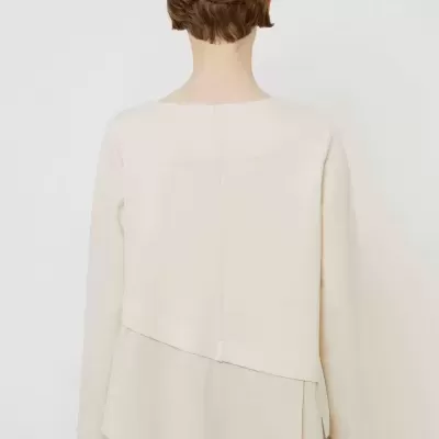 Blusa creme de manga comprida vista de trás com design em camadas