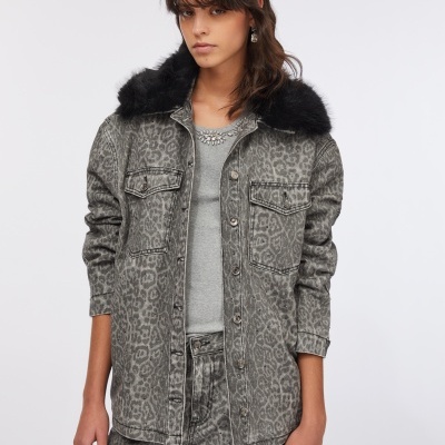 Conjunto de calças e casaco cinza com padrão animal print e gola de pelo preta