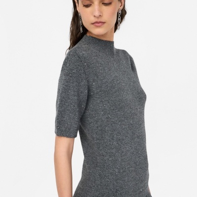 Camisola feminina cinzenta de malha com gola alta e mangas curtas
