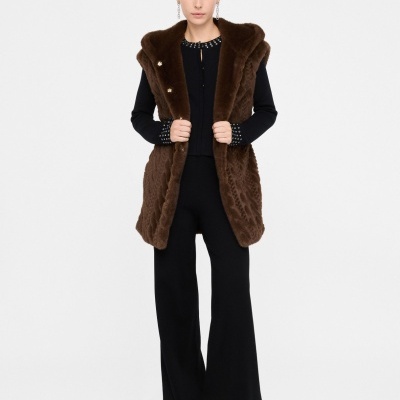 Colete castanho de pelo sintético com gola ampla e botões dourados