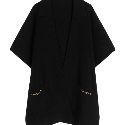 Casaco preto de malha com bolsos e detalhes dourados