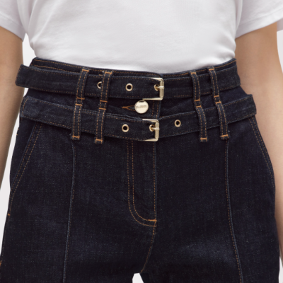 Calças de ganga com dois cintos e t-shirt branca