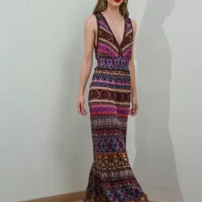 Vestido comprido justo com padrão étnico colorido e decote em V.