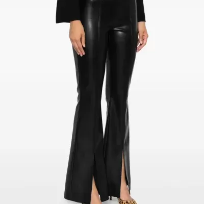 Calças pretas de efeito couro com corte flare e fendas frontais